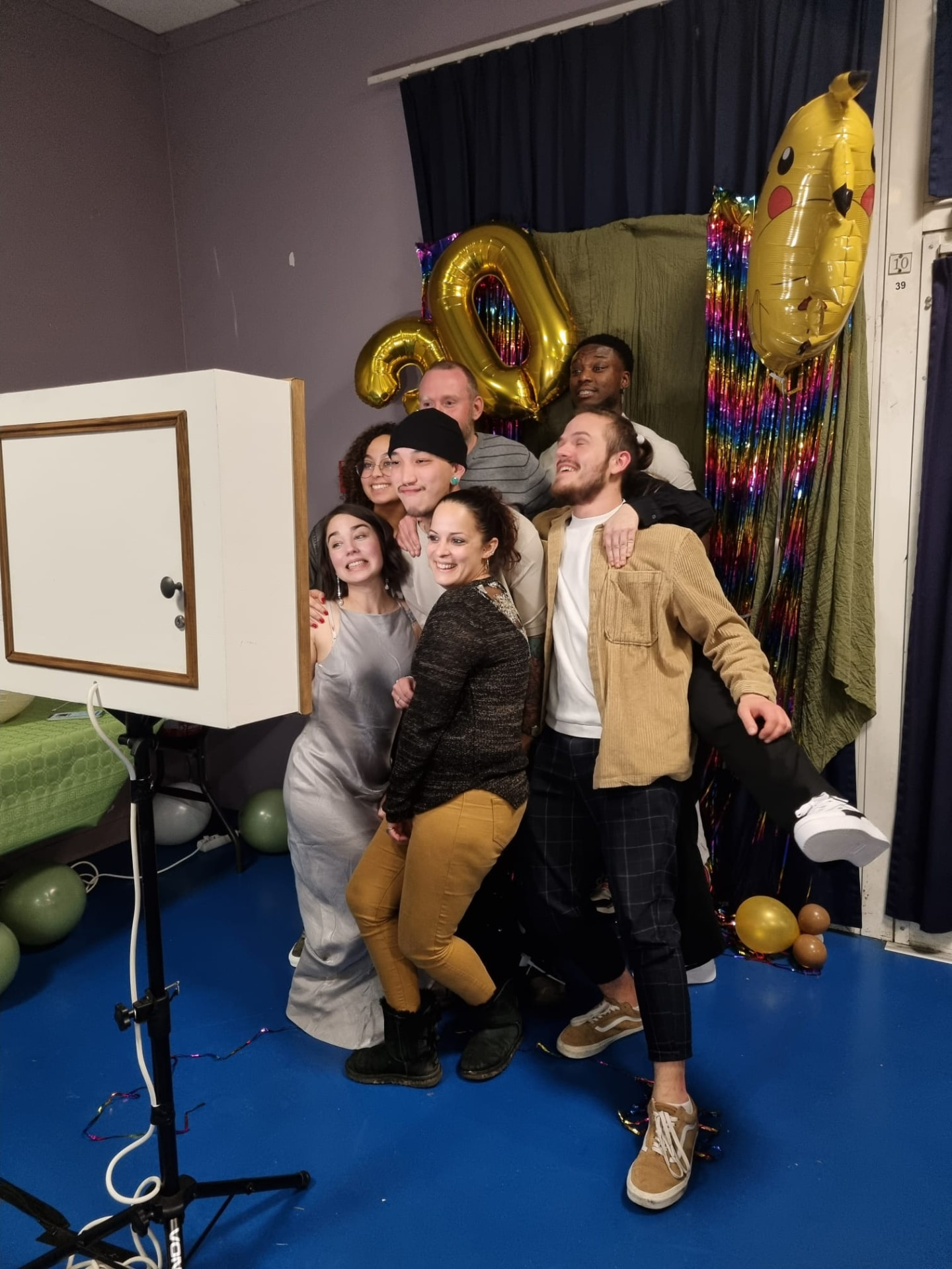 Un groupe d'invités posant devant le photobooth lors d'un anniversaire