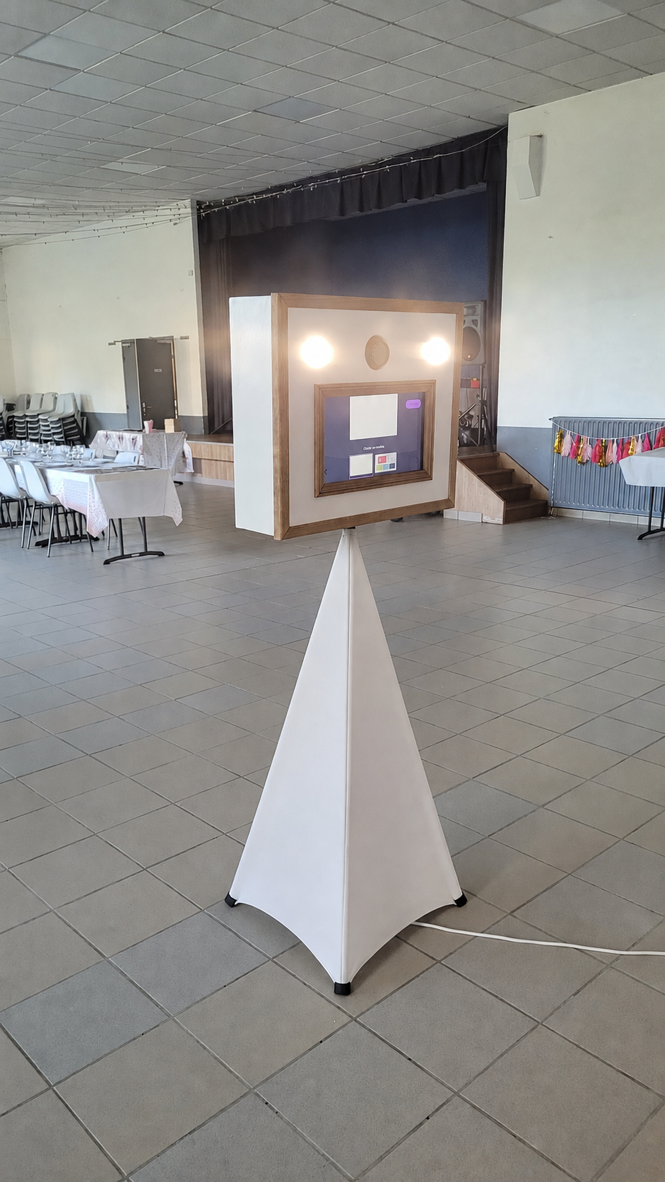 La borne photobooth fabriquée artisanalement, installée dans une salle