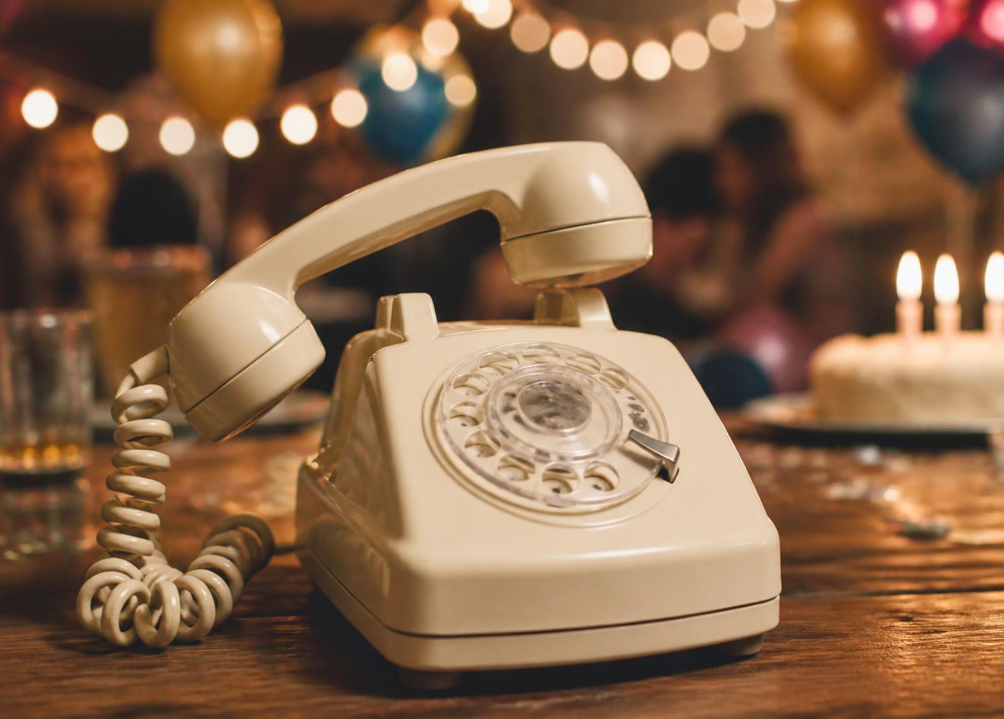 Téléphone vintage servant de livre d'or audio lors d'une fête